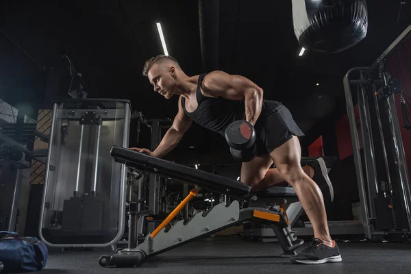 Culturista Muscoloso Alto Attraente Che Deadlifts Pesanti Nel Centro Fitness — Foto Stock