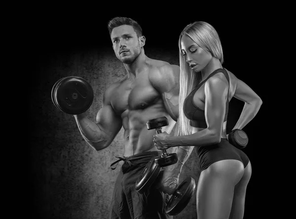 美丽的年轻运动性感情侣显示肌肉和锻炼在健身房期间 Photoshooting — 图库照片