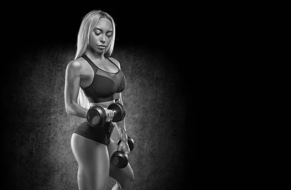 Beautiful Girl Bodybuilder Execute Exercise Dumbbells Dark Gym — Stock Photo, Image