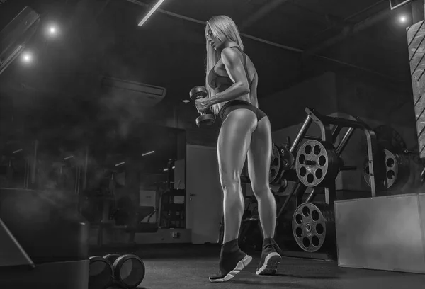 Όμορφο Κορίτσι Bodybuilder Εκτελούν Την Άσκηση Βάρη Σκούρο Γυμναστήριο — Φωτογραφία Αρχείου