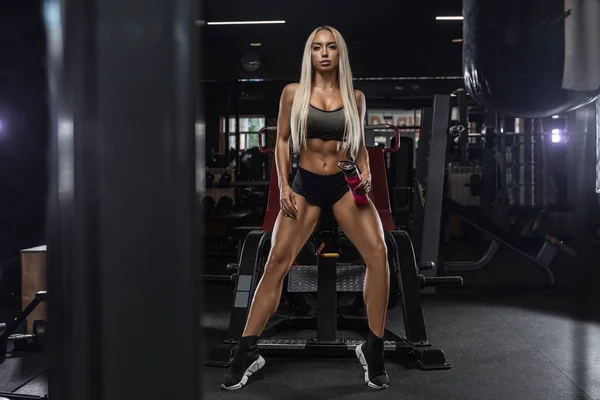 Mooi Meisje Bodybuilder Oefening Met Halters Uitvoeren Donkere Sportschool — Stockfoto