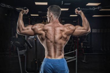 Spor salonunda bir adam onun kol kasları trenler.