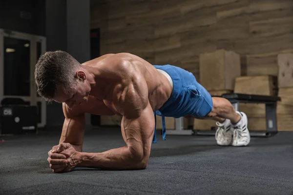 Yakışıklı Adam Kamera Önünde Poz Spor Salonunda Egzersiz — Stok fotoğraf