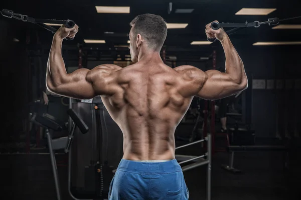 Hombre Gimnasio Entrena Los Músculos Sus Brazos —  Fotos de Stock