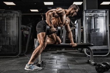 Genç biri eğitim pazı modern bir spor salonu