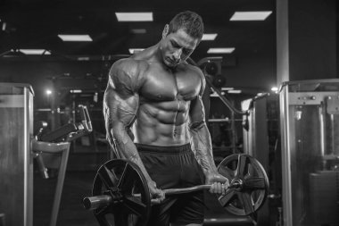 Modern bir spor salonu alýþtýrmalarda yapan genç erkek. Kişisel antrenör.