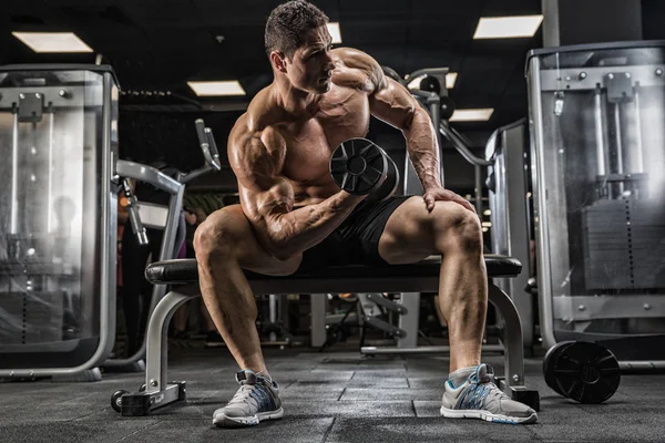 Jovem Está Treinando Bíceps Ginásio Moderno — Fotografia de Stock
