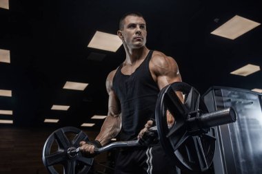 Bir adam spor salonu, spor, diyet, egzersiz.