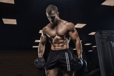 Bir adam pazı, halter ile eğitim salonunda, trenler.