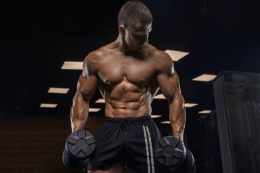 Bir adam pazı, halter ile eğitim salonunda, trenler.