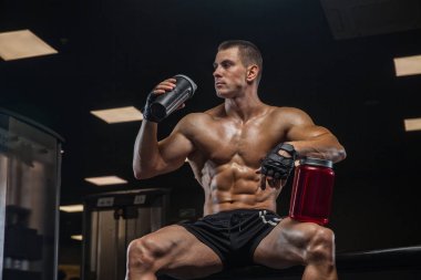 Bir adam pazı, halter ile eğitim salonunda, trenler.