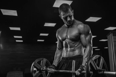 Yakışıklı bir adam modern bir spor salonunda egzersiz