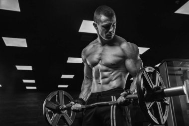 Bir adam pazı, halter ile eğitim salonunda, trenler.