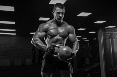 Bir adam pazı, halter ile eğitim salonunda, trenler.