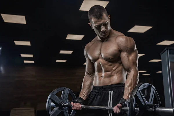 Hombre Guapo Está Haciendo Ejercicio Gimnasio Moderno —  Fotos de Stock