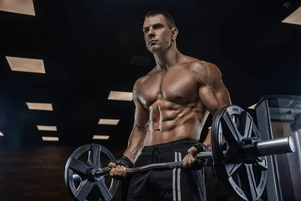 Ein Mann Trainiert Fitnessstudio Trainiert Bizeps Mit Einer Langhantel — Stockfoto