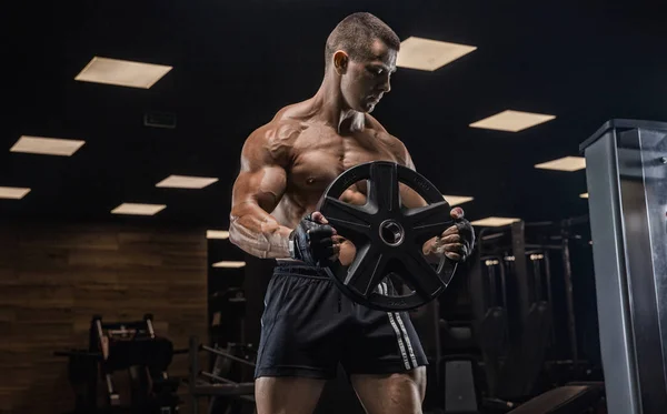 Homme Entraîne Dans Salle Gym Biceps Entraînement Avec Haltère — Photo