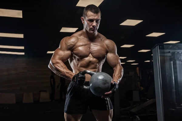 Człowiek Ćwiczy Siłowni Trening Bicepsów Sztangą — Zdjęcie stockowe