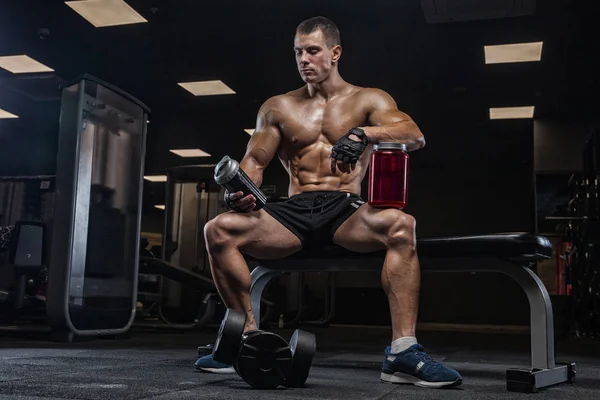 Člověk Trénuje Tělocvičně Školení Biceps Činka — Stock fotografie