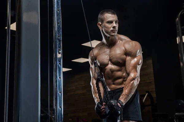 Homem Treina Academia Treinando Bíceps Com Sino — Fotografia de Stock
