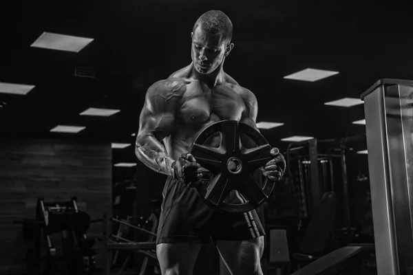 Hombre Entrena Gimnasio Entrena Bíceps Con Una Barra —  Fotos de Stock