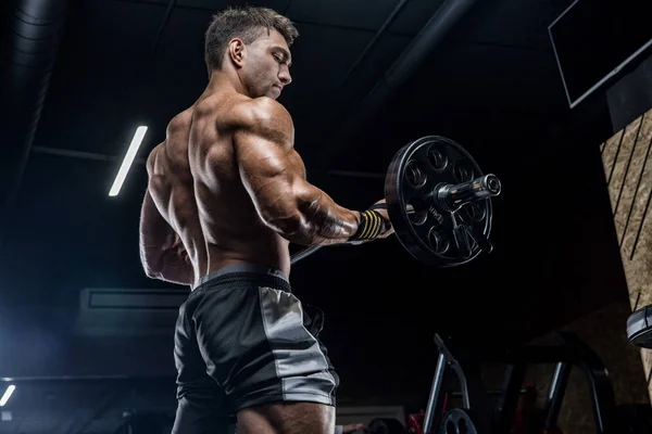 男性重量挙げ選手 ジムでダンベル トレーニングします Crossfit トレーニング 困難なコーチング スポーツ栄養 — ストック写真