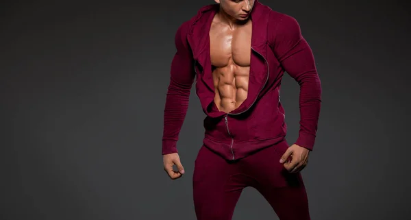 Hombre Guapo Con Grandes Músculos Posando Cámara Gimnasio —  Fotos de Stock