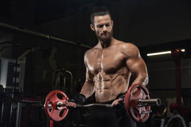 Kaslı atletik vücut fitness model spor salonunda egzersiz sonra poz