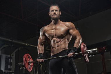 Kaslı atletik vücut fitness model spor salonunda egzersiz sonra poz