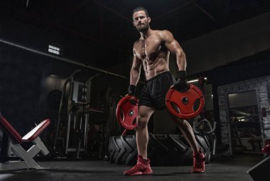 Kaslı atletik vücut fitness model spor salonunda egzersiz sonra poz