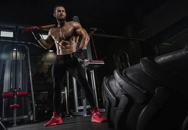 Μυϊκή Bodybuilder Αθλητικό Μοντέλο Γυμναστήριο Που Θέτουν Μετά Ασκήσεις Στο — Φωτογραφία Αρχείου
