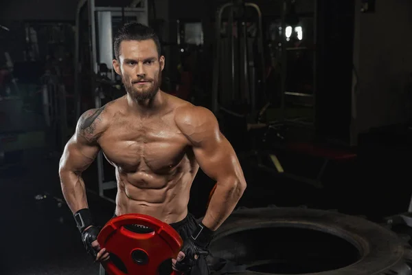 Muskulöser Athletischer Bodybuilder Fitness Model Posiert Nach Übungen Fitnessstudio — Stockfoto