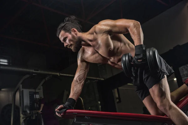 Modello Fitness Muscolare Atletico Bodybuilder Posa Dopo Gli Esercizi Palestra — Foto Stock