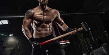 Kaslı atletik vücut fitness model spor salonunda egzersiz sonra poz