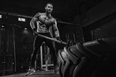 Kaslı atletik vücut fitness model spor salonunda egzersiz sonra poz