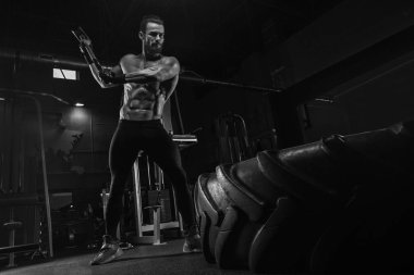 Kaslı atletik vücut fitness model spor salonunda egzersiz sonra poz