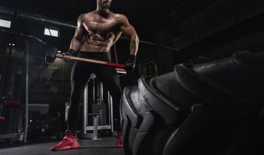 Kaslı atletik vücut fitness model spor salonunda egzersiz sonra poz