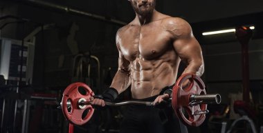 Kaslı atletik vücut fitness model spor salonunda egzersiz sonra poz