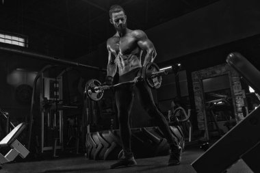 Kaslı atletik vücut fitness model spor salonunda egzersiz sonra poz