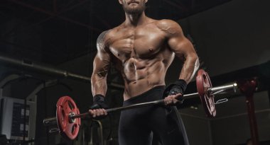 Kaslı atletik vücut fitness model spor salonunda egzersiz sonra poz