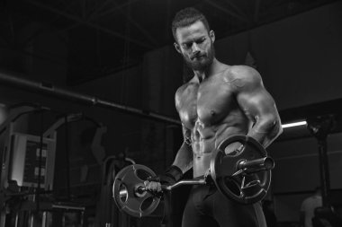 Kaslı atletik vücut fitness model spor salonunda egzersiz sonra poz