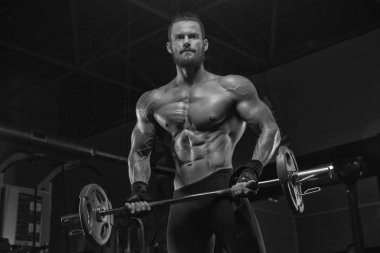 Kaslı atletik vücut fitness model spor salonunda egzersiz sonra poz