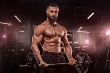 büyük kas trenler jimnastik egzersizleri ile yakışıklı adam