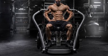 büyük kas trenler jimnastik egzersizleri ile yakışıklı adam