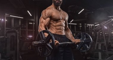 büyük kas trenler jimnastik egzersizleri ile yakışıklı adam