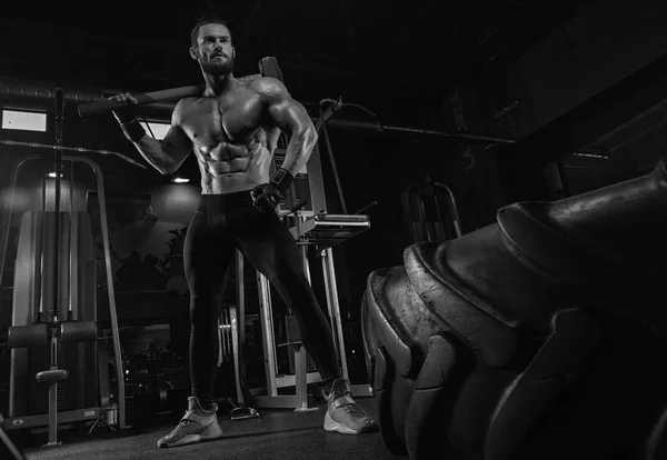Gespierde Atletische Bodybuilder Fitness Model Poseren Oefeningen Sportschool — Stockfoto
