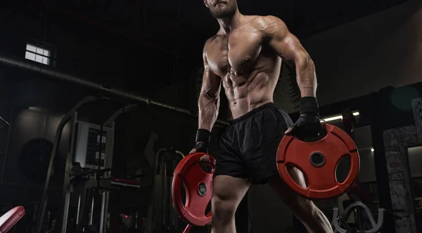 Modello Fitness Muscolare Atletico Bodybuilder Posa Dopo Gli Esercizi Palestra — Foto Stock
