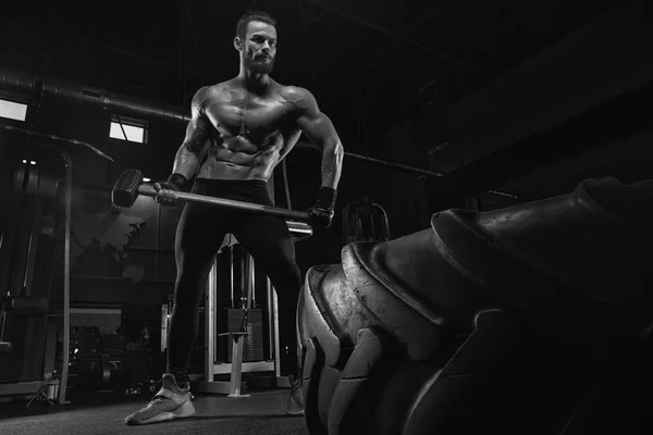 Muskulös Athletic Bodybuilder Fitness Modell Poserar Efter Övningar Gym — Stockfoto