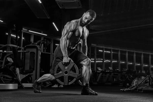 Aantrekkelijke Lange Gespierde Bodybuilder Doet Zware Deadlifts Moder Fitnesscentrum — Stockfoto