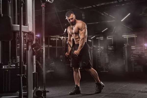 Atractivo Fisicoculturista Musculoso Alto Haciendo Levantamientos Mortales Pesados Gimnasio Moder — Foto de Stock